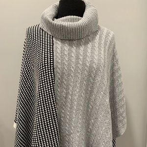 Vince Camuto poncho size S/M